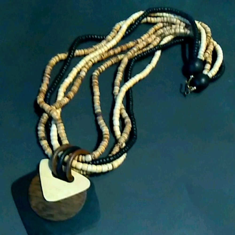 Vintage UNIQUE Cool bead 3 tone necklace
Pendant is removable wood like